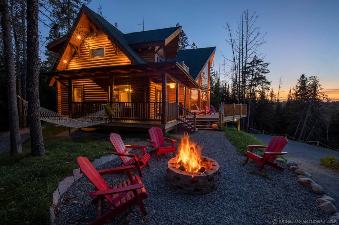 River Rd Lodge exterior, from upper driveway parking area, evening summer 2019