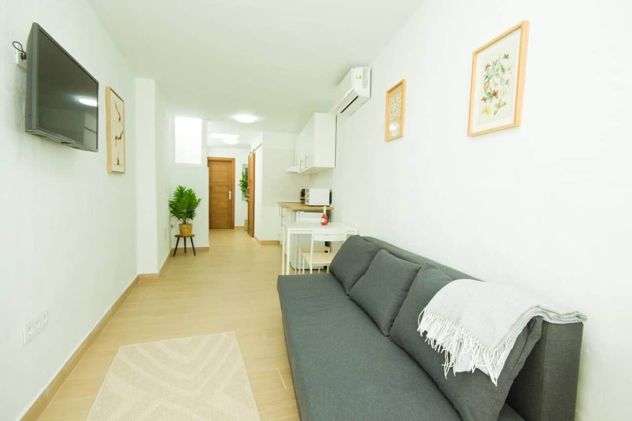 Zona de estar con Smart TV en apartamento vacacional Atlantic Breeze Lanzarote