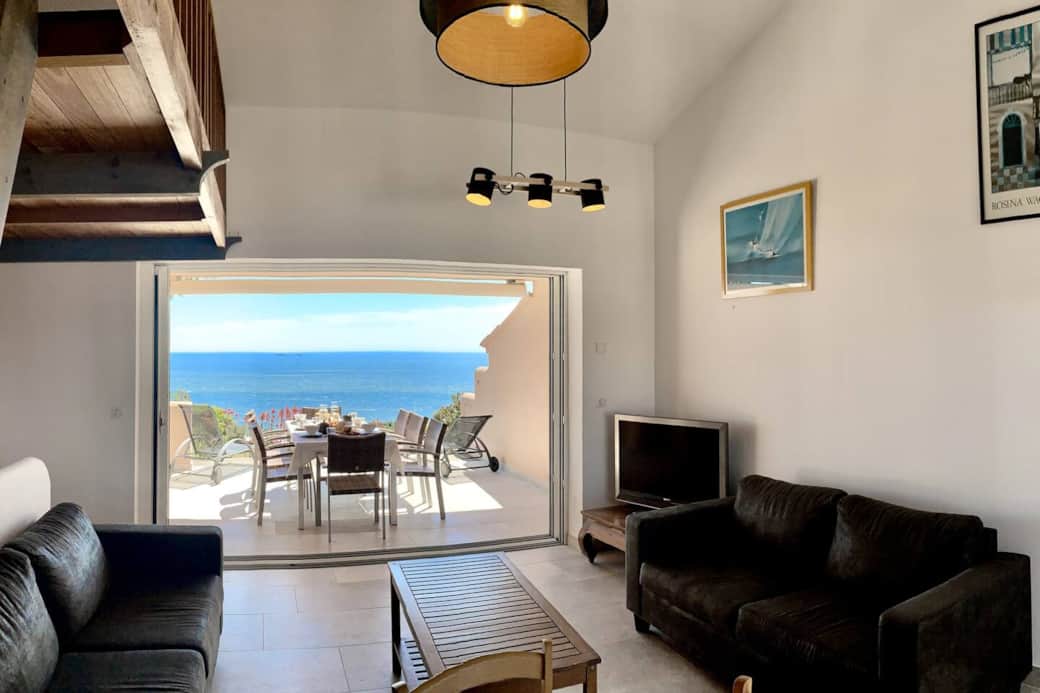 Le salon et la terrasse côté mer.