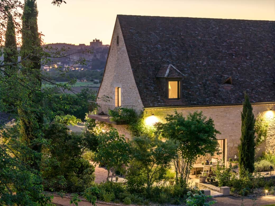 Beynac au crépuscule, la maison qui s’illumine doucement… Un tableau vivant offert chaque soir depuis le domaine.