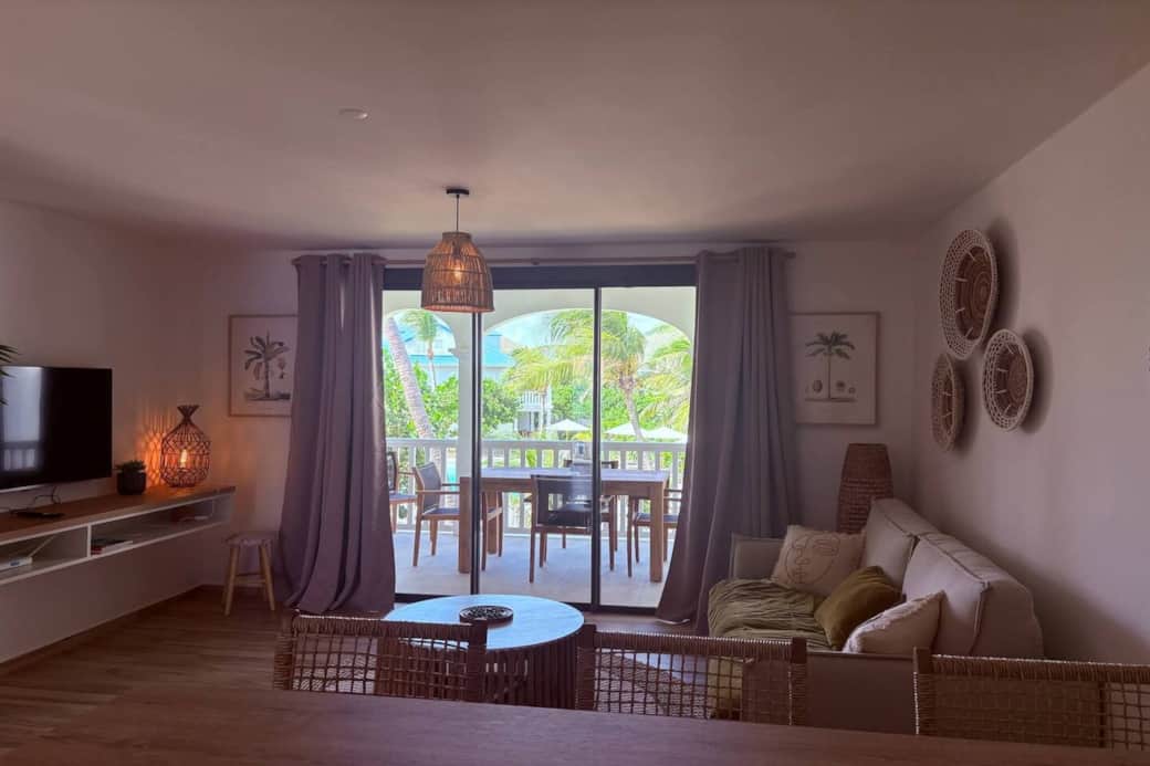 Living room with smart TV Allamanda 104