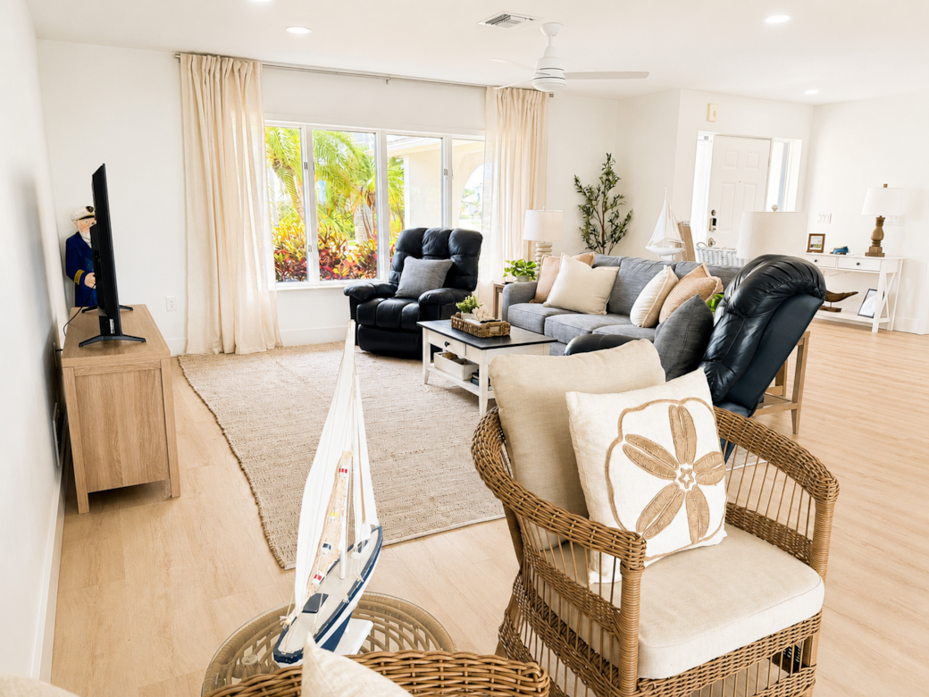 Bright, comfortable gathering space with plenty of seating. Bright, comfortable gathering space with plenty of seating.