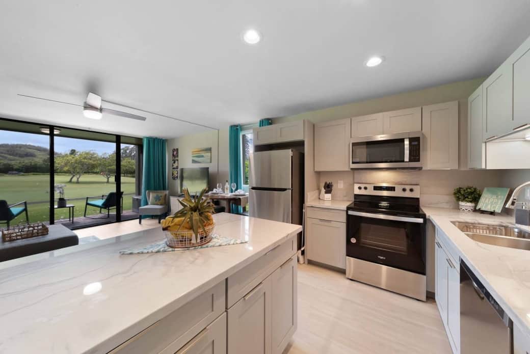 Full,  new , and well equipped kitchen with everything you need to cook up some island dishes. Recently upgraded fridge with ice maker  and cold filtered water ready and available.