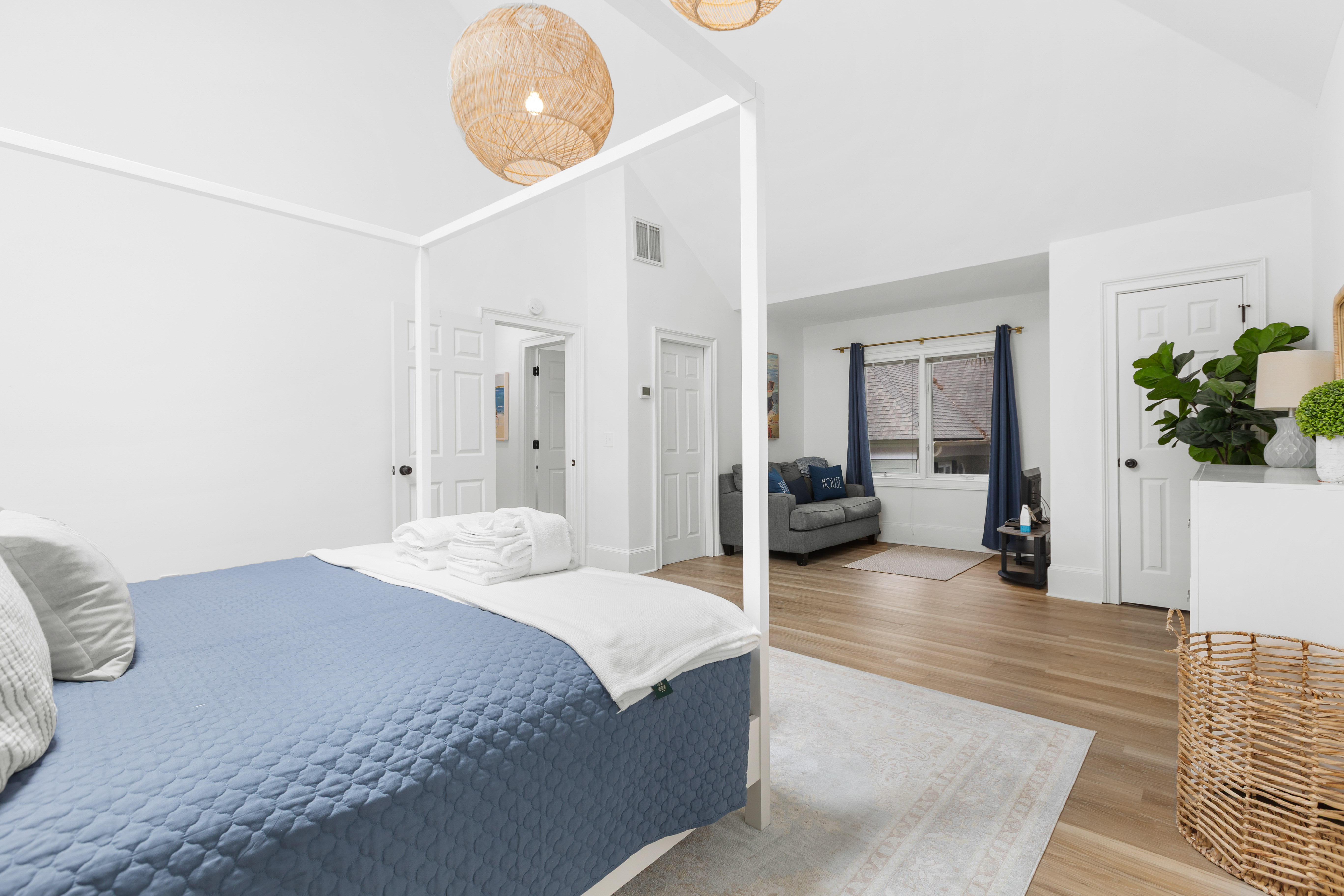 King Bedroom (Mid level)