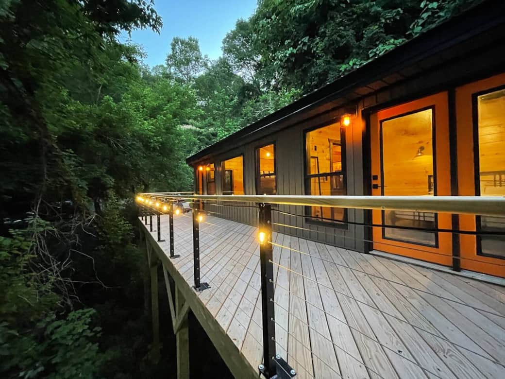 Welcome to your Mountain Modern retreat! Cabin tucked away on a peaceful wooded peninsula at Center Hill Lake. Savor the golden glow of magic hour on our private deck—the ultimate mountain-modern sanctuary.

