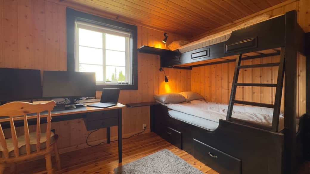 Soverom 2 med familiekøye og hyttekontor Soverom 2 med familiekøye og hyttekontor
