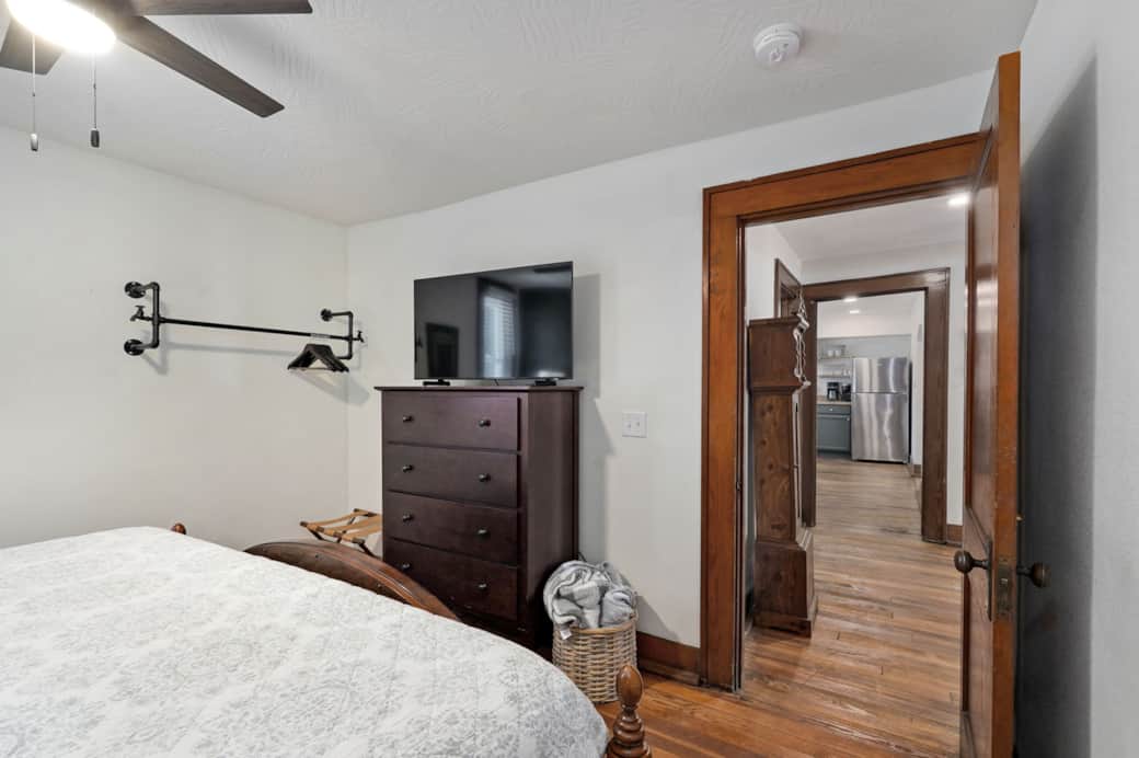 112 E Pine St-23