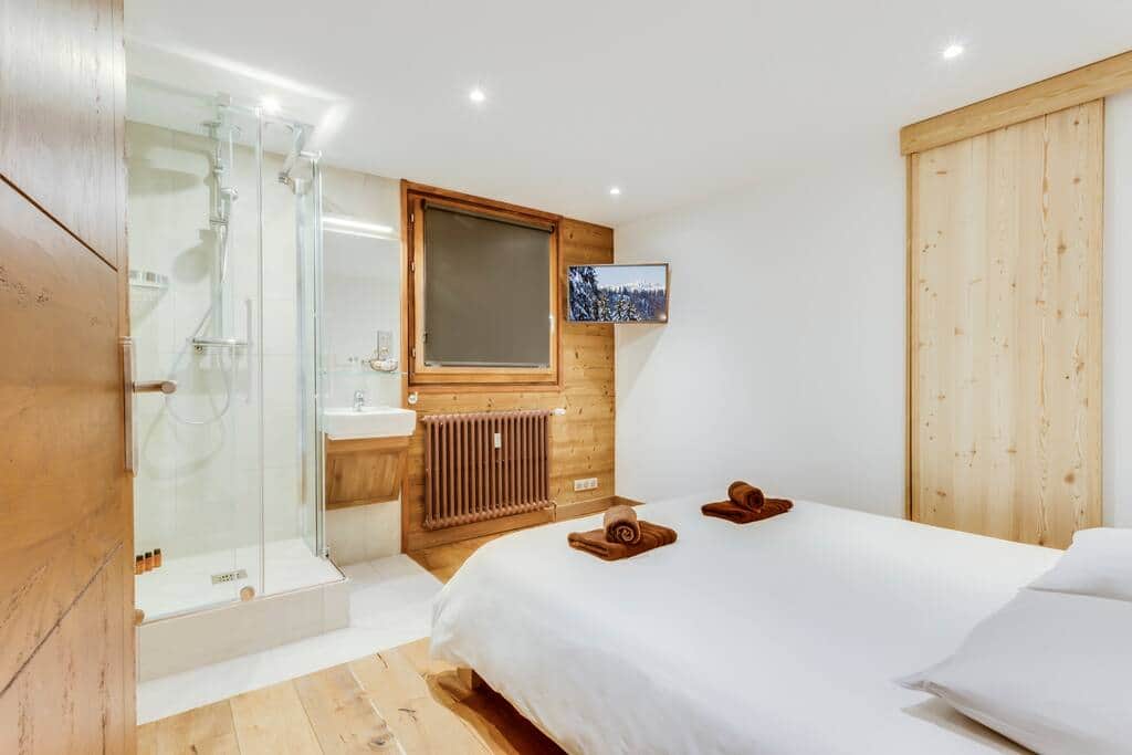 La Chambre 1 avec sa télévision, sa douche et son Lavabo