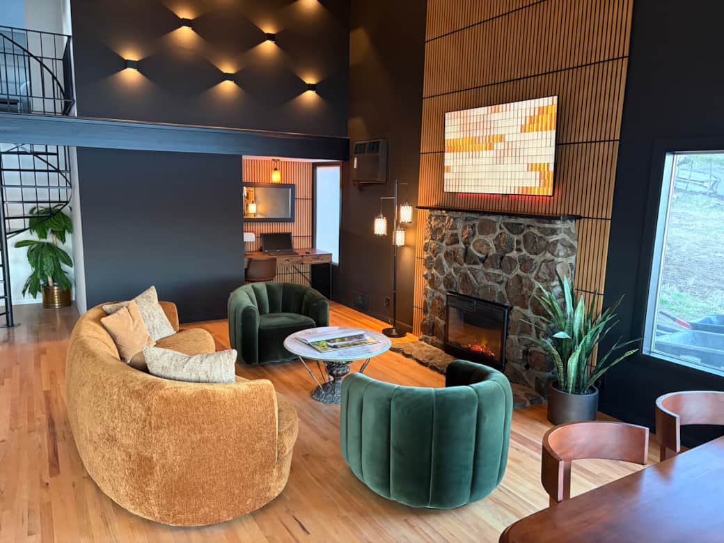 Vaction rental living room. main house 6 persona vacation rental on the Columbia River Vaction rental living room. main house 6 persona vacation rental on the Columbia River