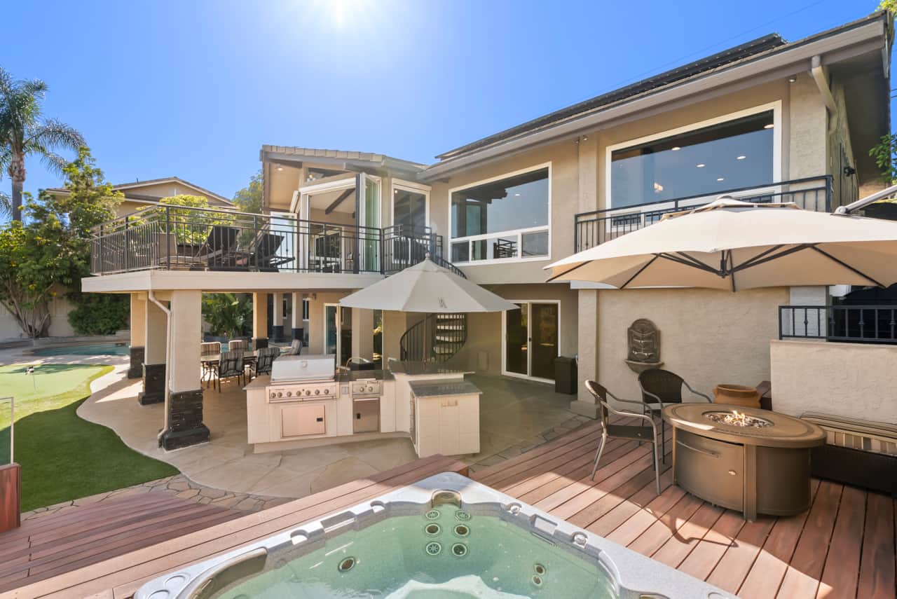 Outdoor Kitchen & Dining