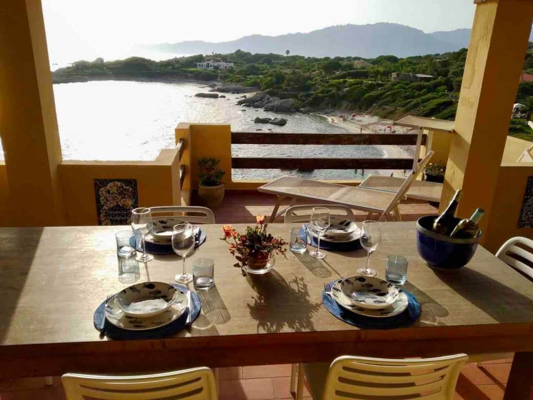 Ampia terrazza esterna con tavolo da pranzo 