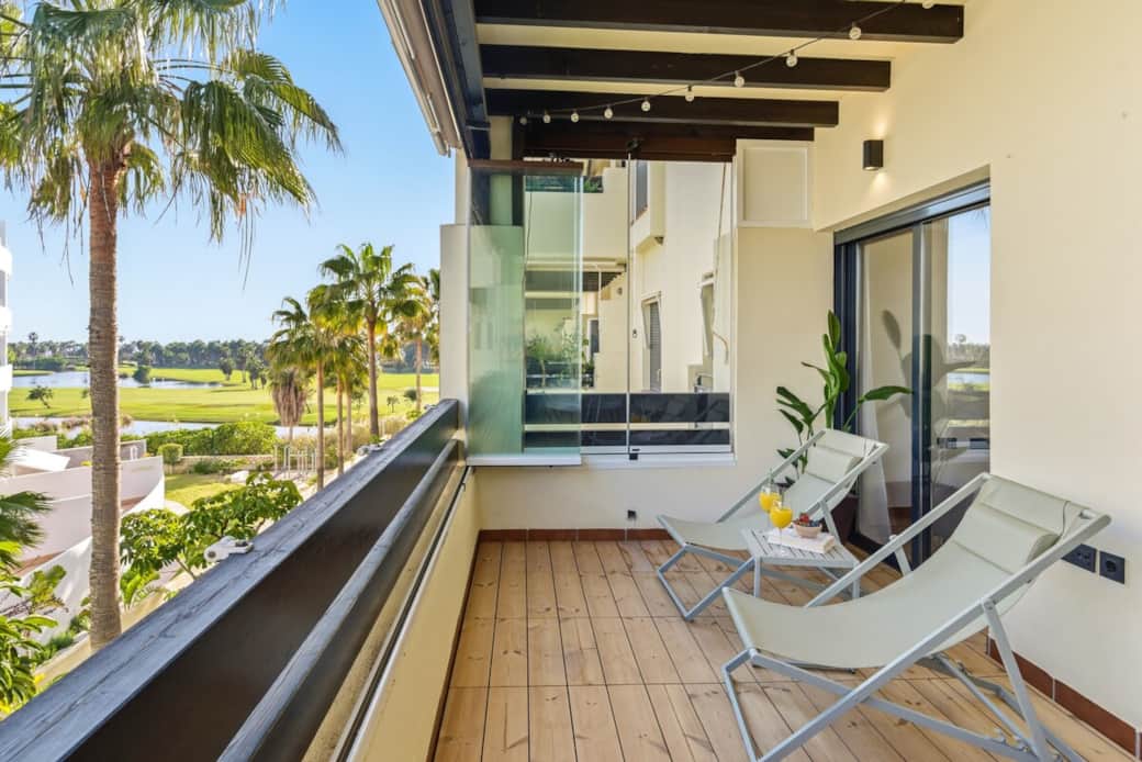 Una terraza abierta al sol y a las palmeras, perfecta para desconectar. Relájate aquí, siente la brisa y disfruta de momentos que solo se viven en vacaciones.