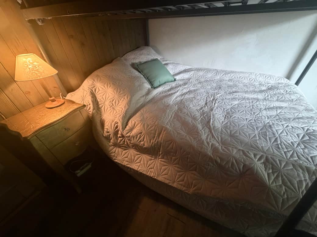 Chambre 2:Lit Double bas 