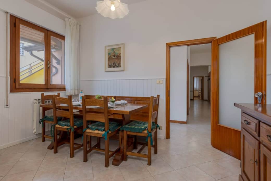 Spazioso tavolo da pranzo Spazioso tavolo da pranzo