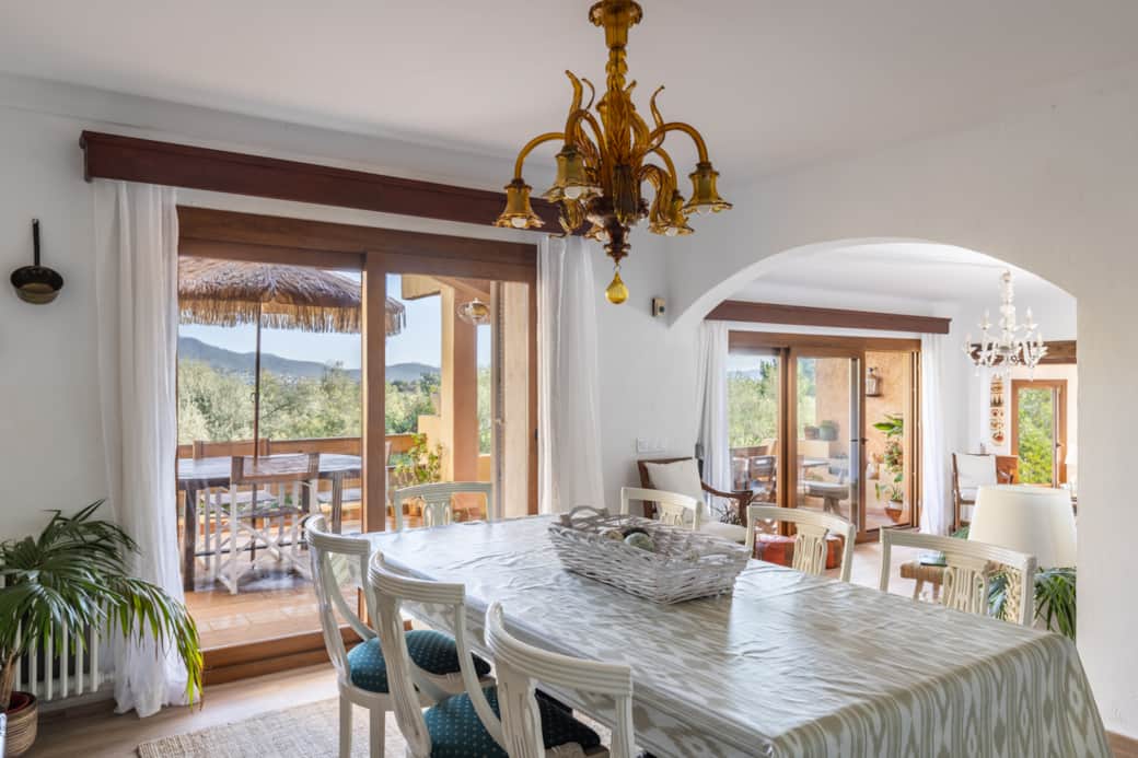 Comedor renovado (2024) para 12 personas (mesa extensible) con balcón, vistas a la montaña y AC. Comedor renovado (2024) para 12 personas (mesa extensible) con balcón, vistas a la montaña y AC.