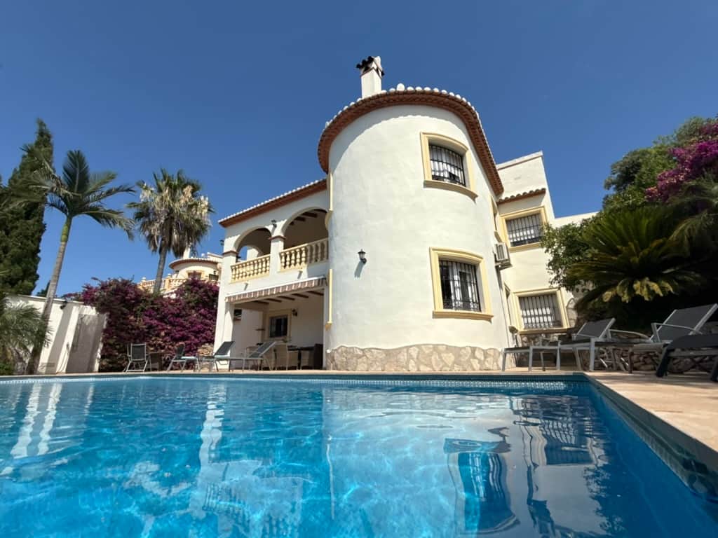 Front of house - 100% privacy!