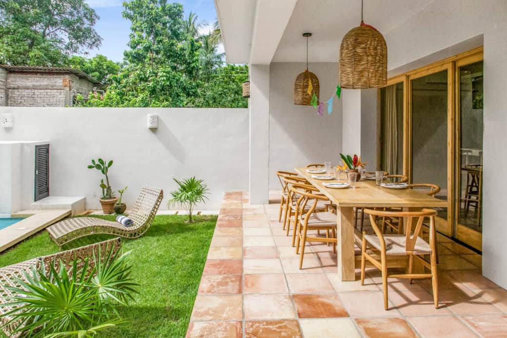[Patio] Courtyard with outdoor dining