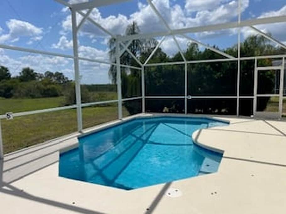 03-spacious-screened-pool-deck - 1K JPEG 03-spacious-screened-pool-deck - 1K JPEG