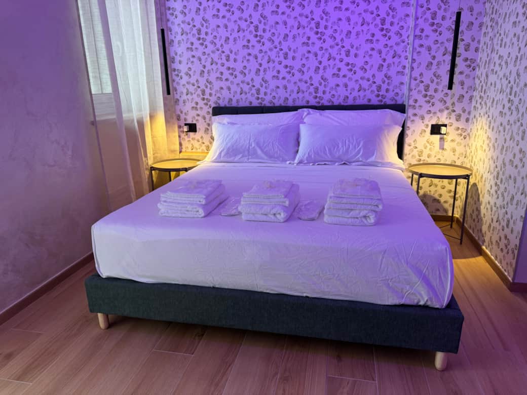 Letto matrimoniale con materasso + topper memory per un riposo perfetto.