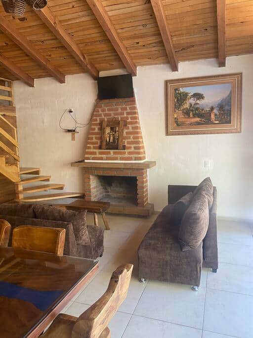Chimenea y sofa Chimenea y sofa