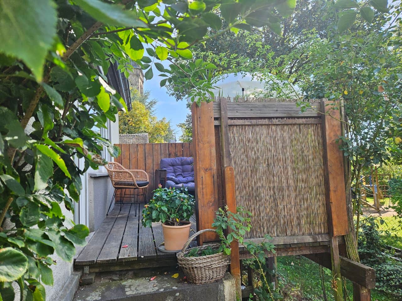 Garten, Terrasse und Spielplatz