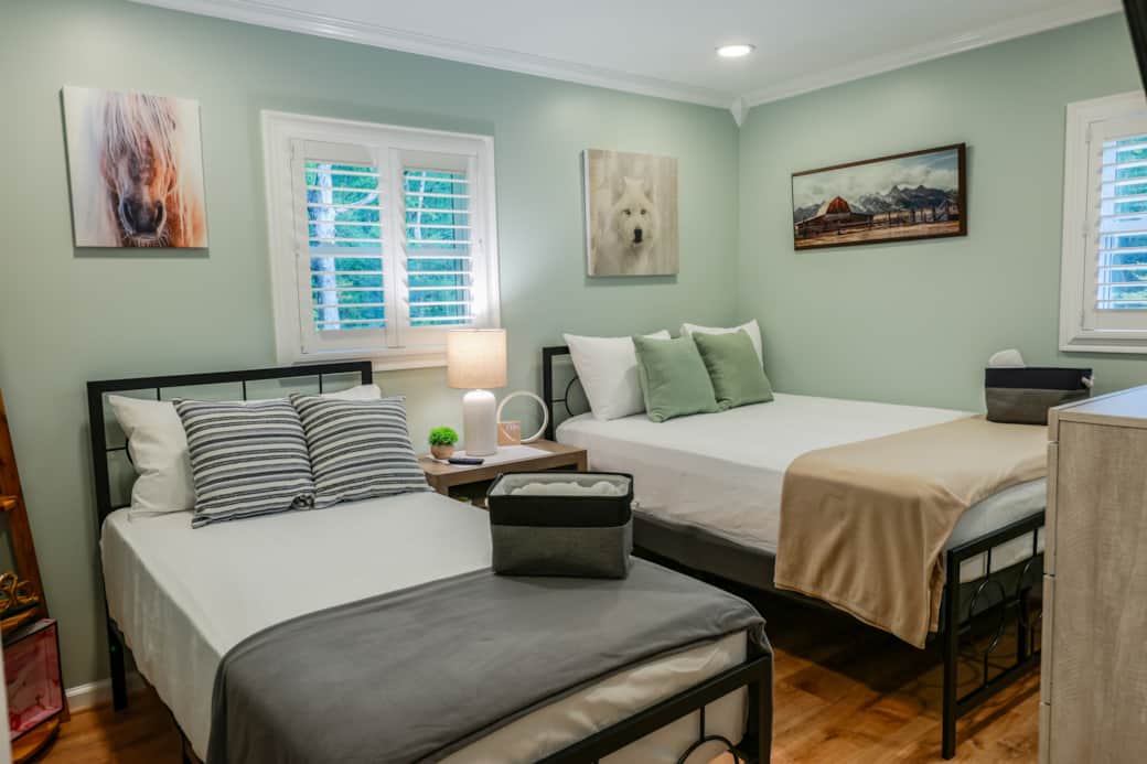 Full size and twin size beds with 55in TV, and shutter blinds. Full size and twin size beds with 55in TV, and shutter blinds.
