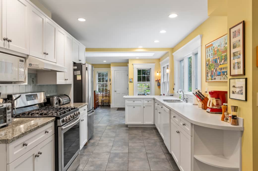 Fully stocked kitchen, gas cooktop