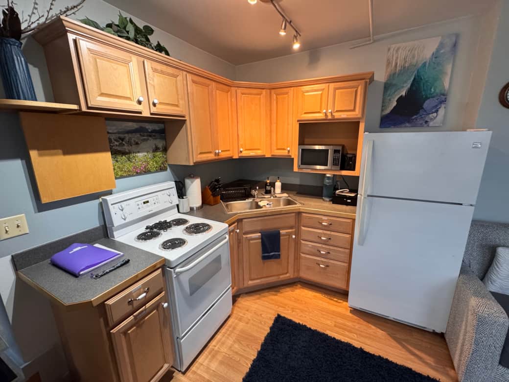 Full kitchen w all appliances and coffee/drink supplies Full kitchen w all appliances and coffee/drink supplies