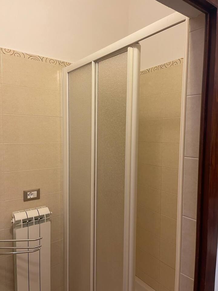 Bagno con box doccia