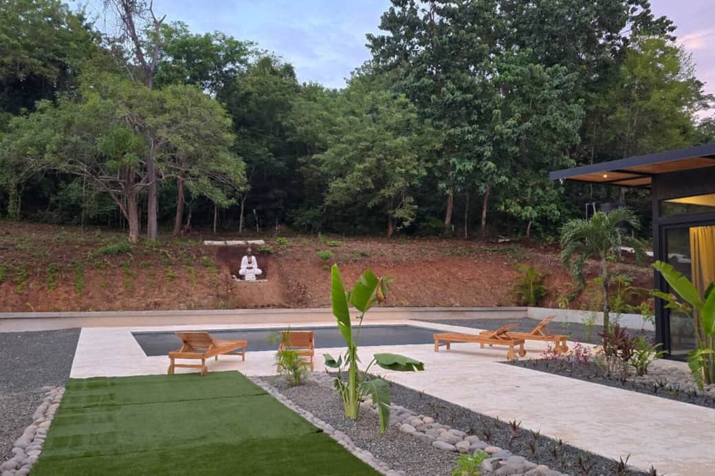 Large back yard, perfect for family event. large Baja pool and sitting area, sofa set and large dinning table sit 12 people. quite and private.  feel the luxury of Costa rica
perfect for Yoga Retreat