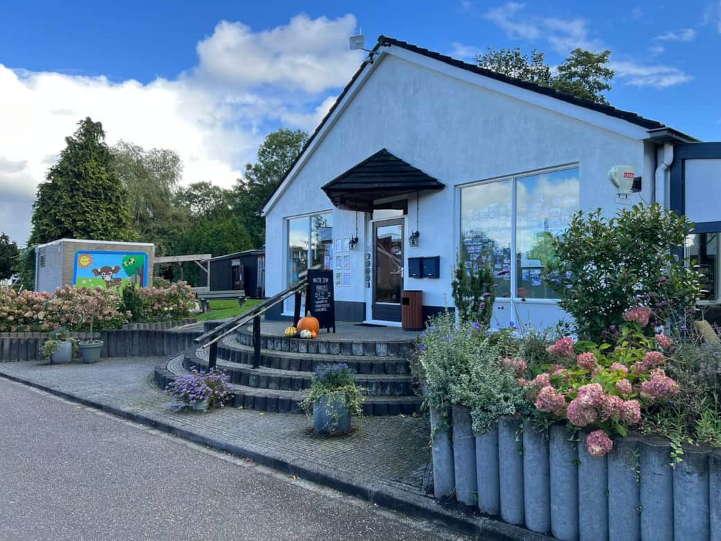 De receptie en het winkeltje. De receptie en het winkeltje.