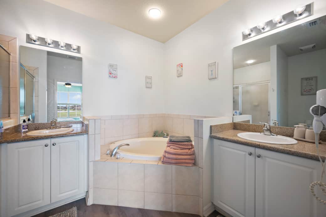 Main Bathroom Main Bathroom