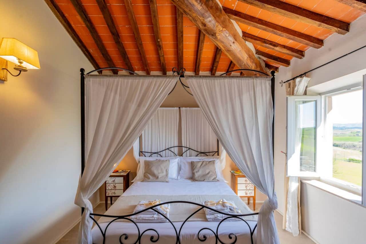 Ginestra room: our most romantic, with canopy bed and view towards Volterra