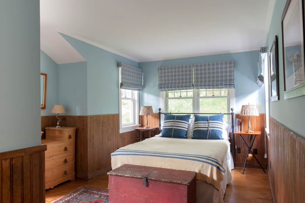 Sunny Bedroom with Queen