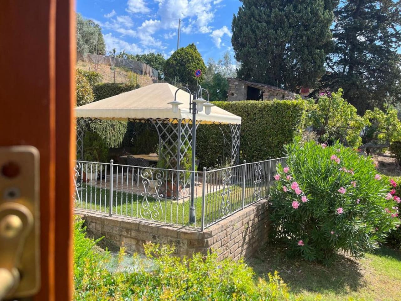 Giardino con gazebo