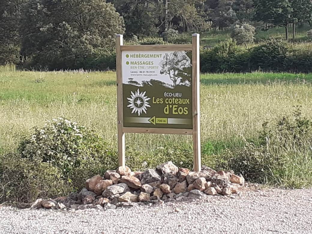 Le 1er panneau indique où quitter la route pour s'engager sur le chemin d'accès Le 1er panneau indique où quitter la route pour s'engager sur le chemin d'accès