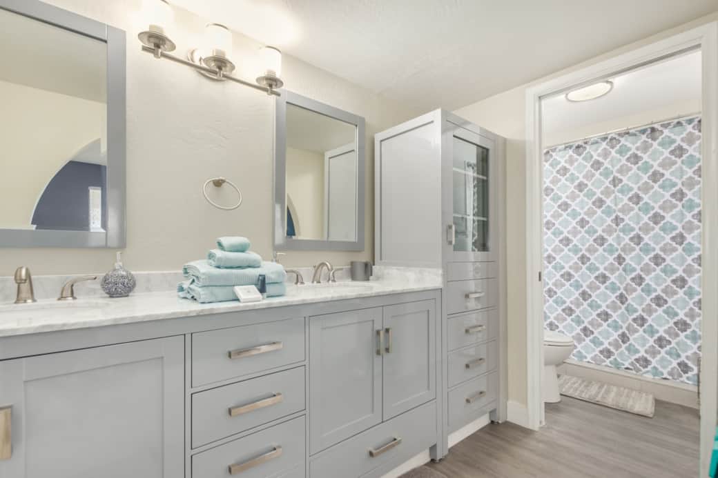 Luxurious master bathroom with separate toilet/shower room Luxurious master bathroom with separate toilet/shower room