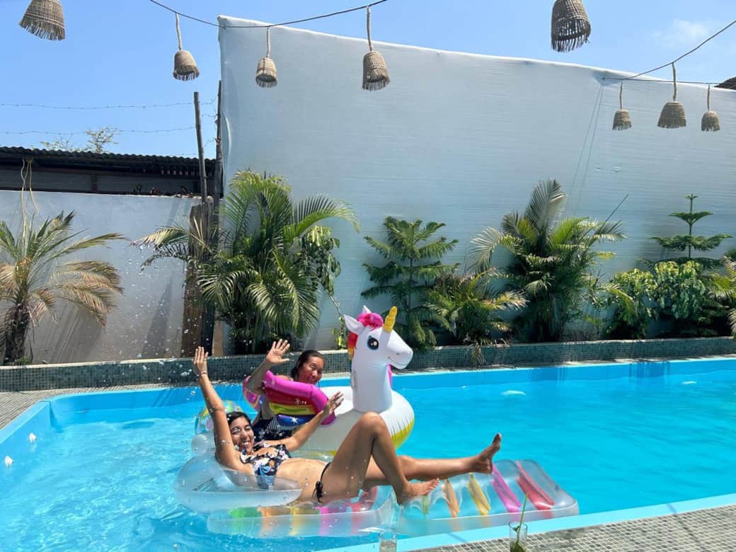 solicita nuestros artículos de diversión para la piscina