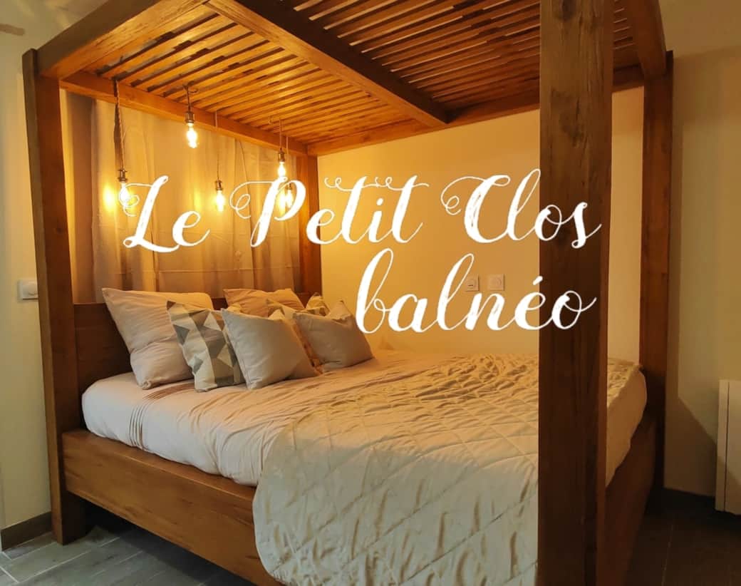 Lit baldaquin en teck massif solide et confortable. 