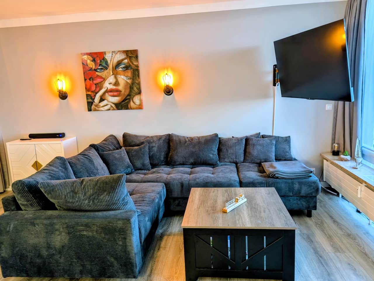 Wohnzimmer Sofa, Fernseher (55", 4K, schwenkbar)