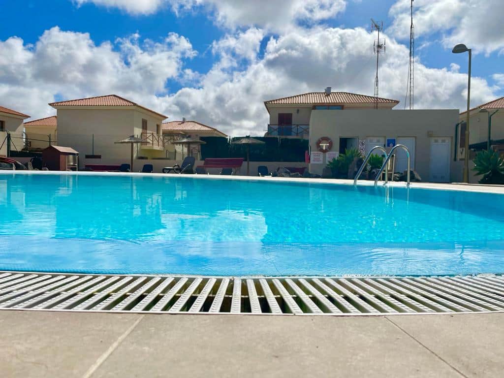 Swimming pool exclusively used by the residents of the Pueblo Canario residential, gated complex.
Accessible only with a personal electronic card. Swimming pool exclusively used by the residents of the Pueblo Canario residential, gated complex.
Accessible only with a personal electronic card.