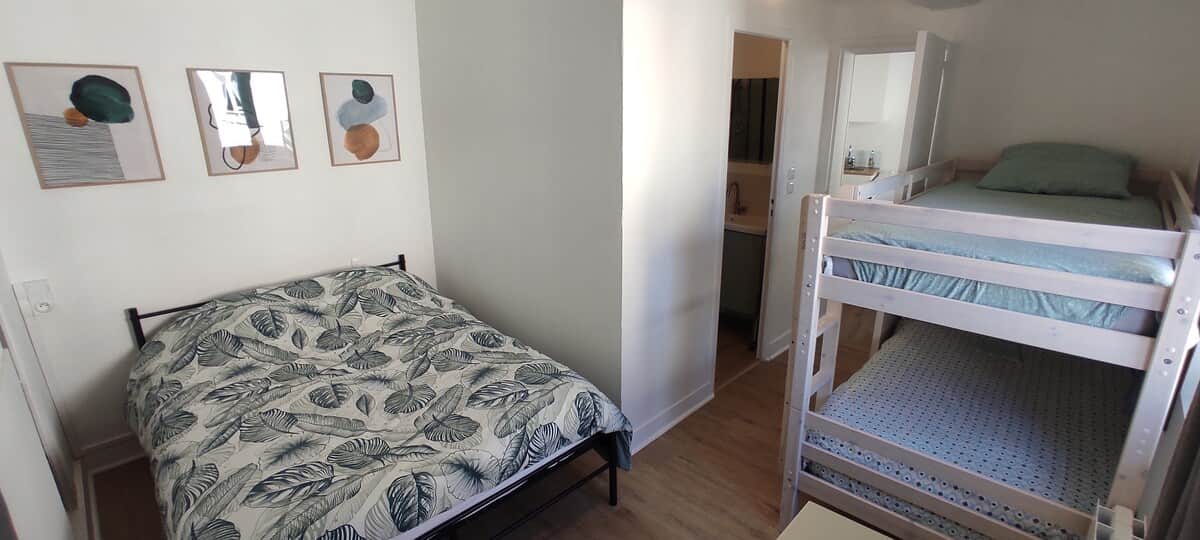 Chambre comprenant 1 lit double + 1 lit superposé ==> 4 personnes maxi
Lit parapluie sur demande