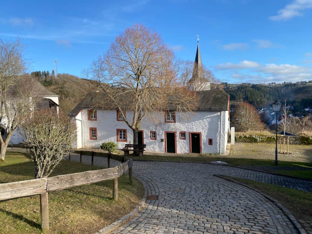 Ansicht von der Burg - die Ferienwohnung befindet sich im Obergeschoss