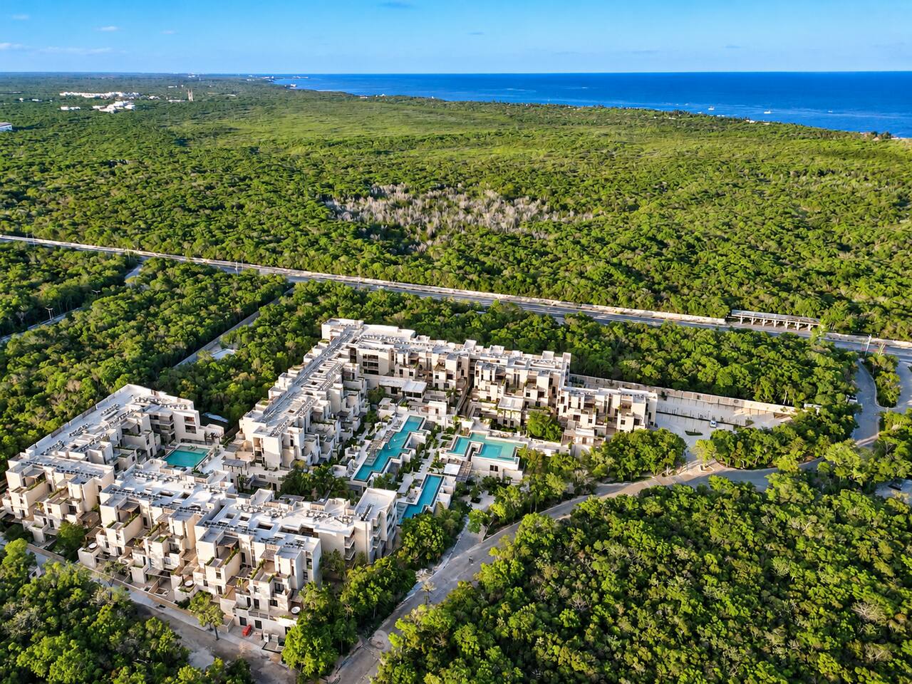 Rodeado por la exuberante selva de Tulum, Gran Tulum está a solo 5 minutos en auto de las playas de Tulum y su famosa Zona Hotelera, con un entorno selvático tranquilo y fácil acceso al Mar Caribe, clubes de playa y restaurantes.