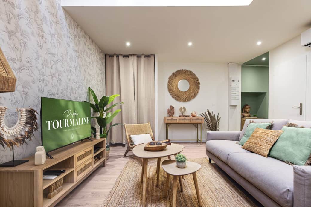 Séjour design avec canapé cosy et touches végétales.