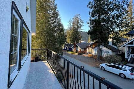 Lake is 3 minute walk that way! 