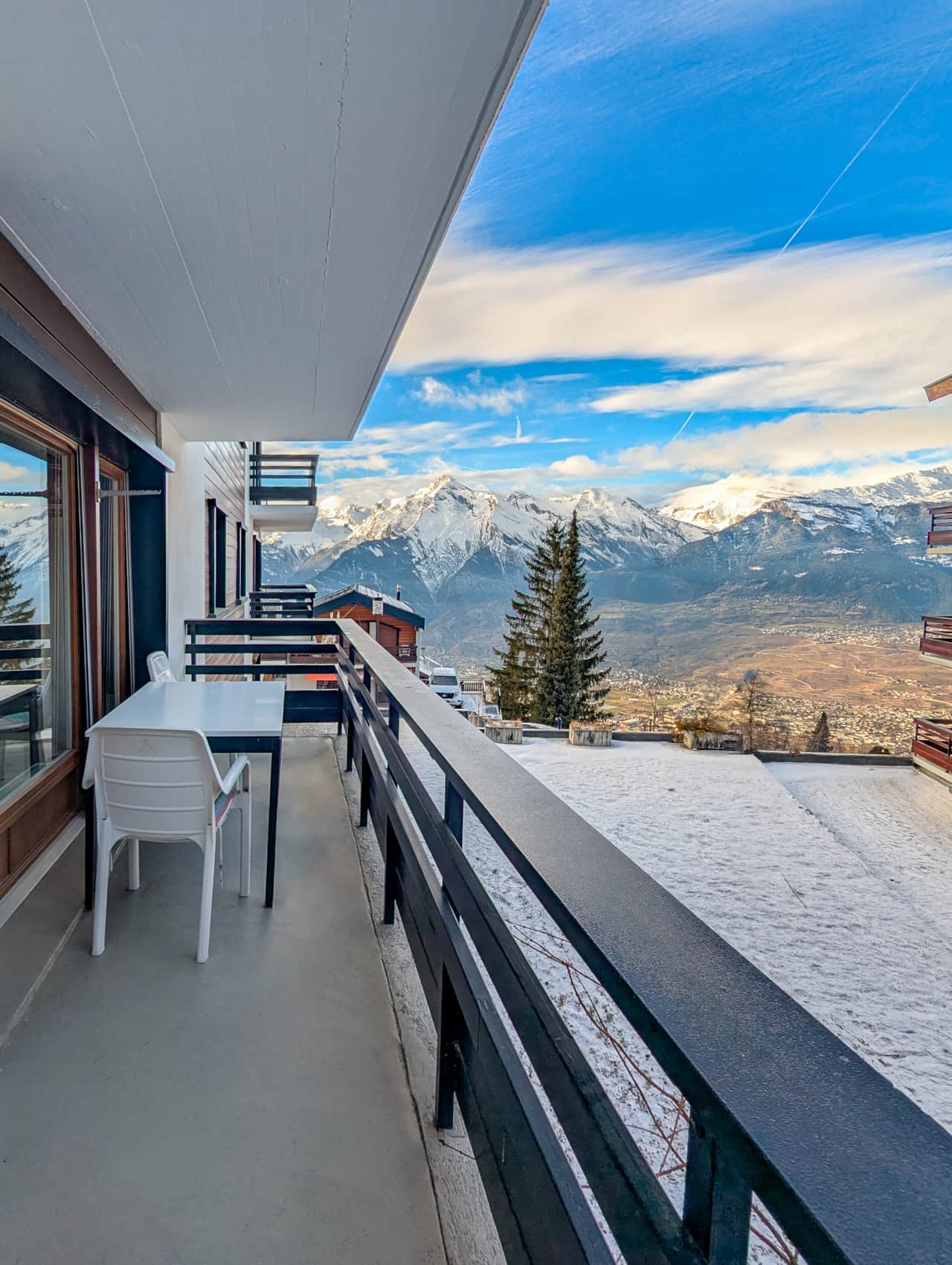 Balkon mit Tisch und Bergblick.