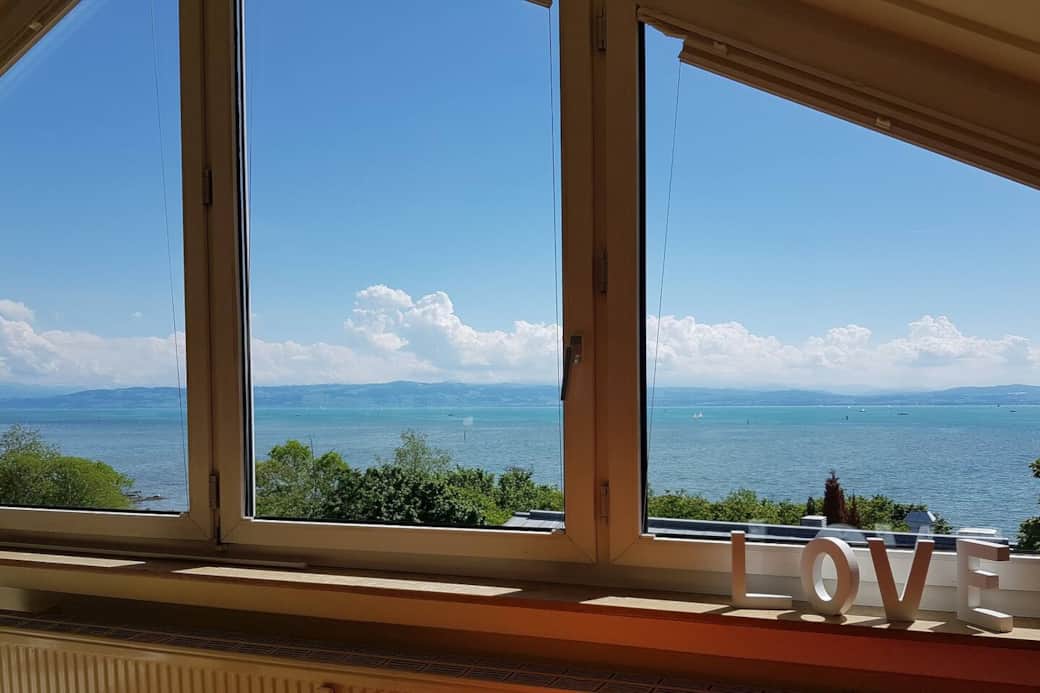 Fantastischer Panoramablick auf See und Berge – direkt vom Wohn- und Essbereich aus. ARISTA FeWo