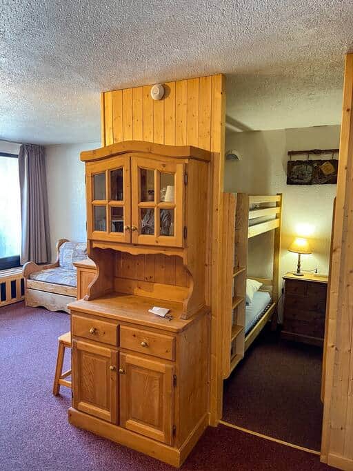 Meuble en bois entre le salon et les couchages — Les Névés, Val Thorens