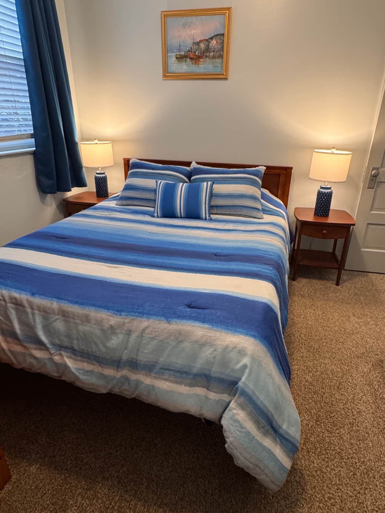 Private bedroom with Queen Bed & Linens